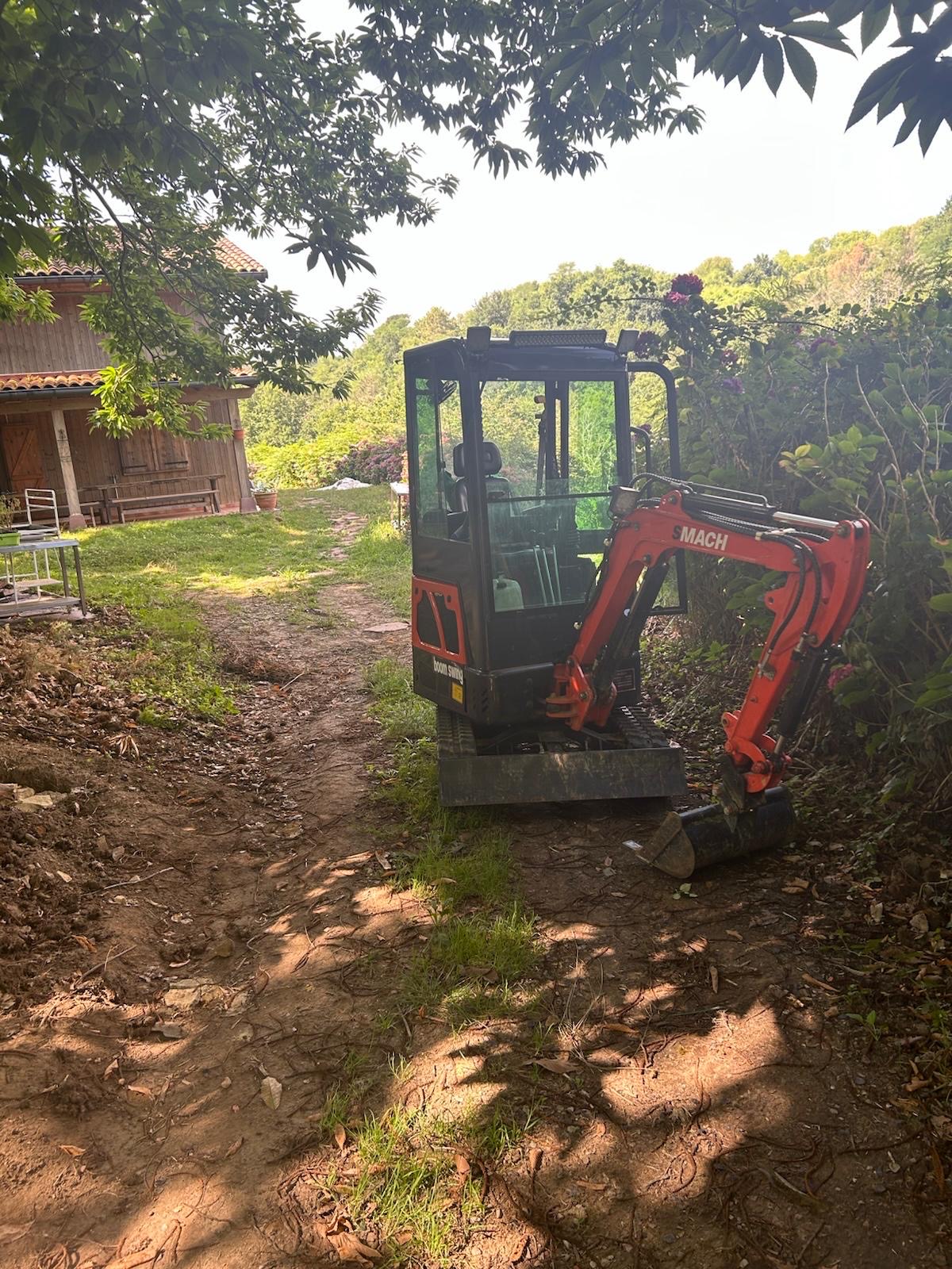 Miniexcavadora trabajando en acceso exterior