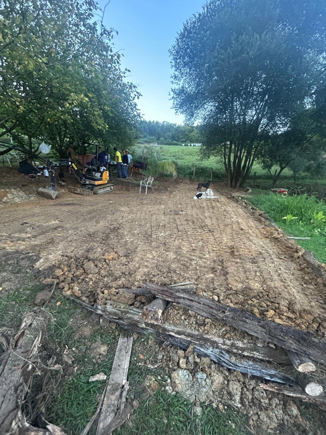 Terreno nivelado con miniexcavadora