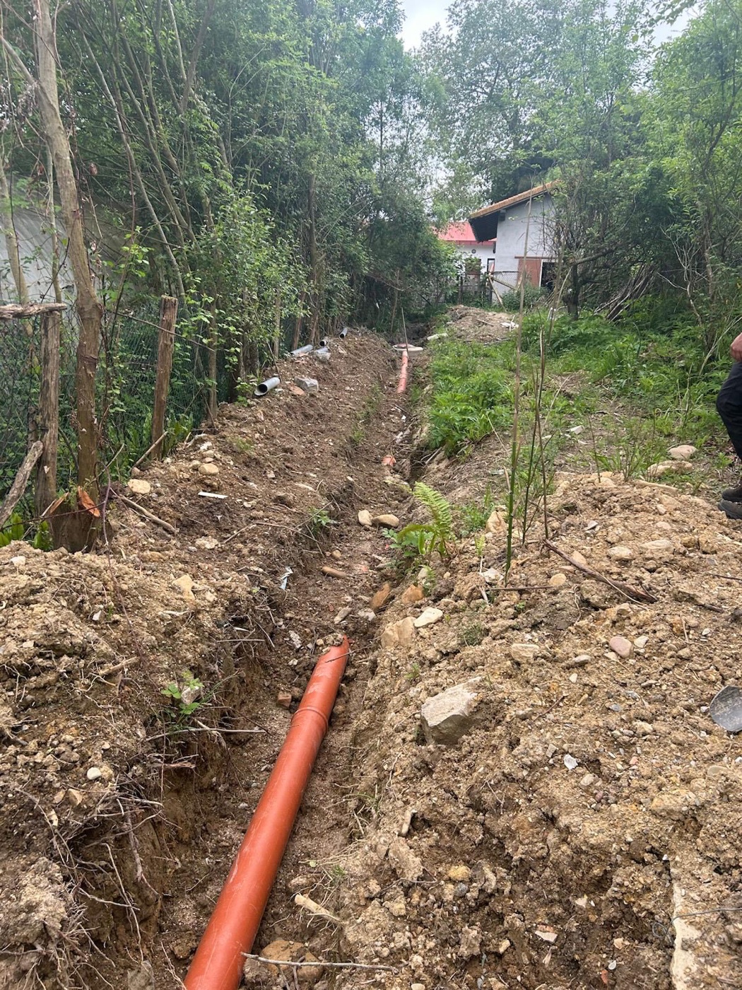 Tubería colocada dentro de una zanja
