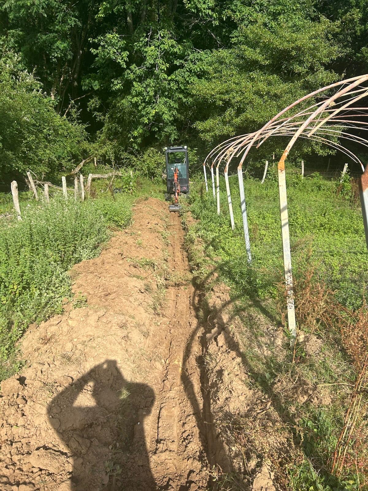 Zanja abierta con miniexcavadora en terreno exterior